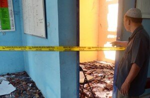 F-KANTOR DESA CIANGIR YANG DIBAKAR-FAJAR ADITYA SATELITNEWS