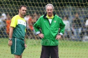 f-wolfgang pikaln bersama alfred riedl-dok jpnn