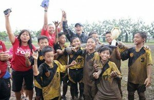 SELEBRASI: Pelatih SSB MCB (topi hitam) bersama-sama murid serta orangtua siswa merayakan keberhasilan menjadi juara pertama Liga Grassroot Kreasia U-12 Kota Tangerang.