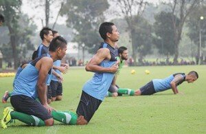 LATIHAN FISIK : Dua pemain tim nasional mengikuti latihan fisik di Lapangan UPH Karawaci, kemarin. (nunung purnomo/satelit news)