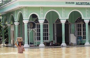 f-banjir di perumahan Pondok Kota Tangerang, Minggu 6 april-irwan r satelitnews