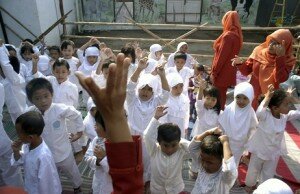 f- sekolah disegel siswa paud belajar diluar kelas-nunungsatelitnews