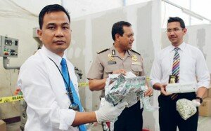 f-Kadiv Humas Polda Metro Jaya Kombes_tengah_ menunjukkan barang bukti obat palsu-fahmialisatelitnews