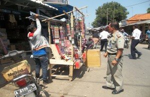 SEC - x2.Aparat Satpol PP Lebak saat merazia pedagang petasan di sekitar Pasar Rangkasbitung, Senin,1 Juli '14 (AHMADI) (2)