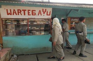 a1.Satpol PP Lebak saat merazia rumah makan yang ada di wilayah Kecamatan Rangkasbitung, Rabu, 2 Juli '14 (AHMADI) (1)