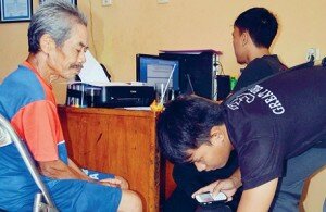 F-Abah Kolot menjalani pemeriksaan di ruang penyidik Polres Pandeglang-MARDIANAsatelitnews