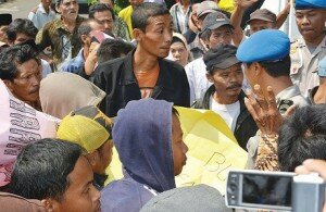 f-warga dari 7 desa Kecamatan Mekarjaya berdemo di kantor Bupati Pandeglang mendesak penutupan perusahaan PT NV Cibiuk-mardianasatelitnews