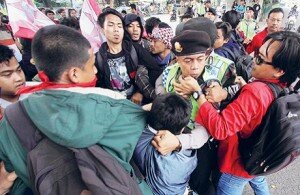 f-berntrok mahasiswa vs polisi terkait aksi demo tolak kenaikan bbm di tangerang-irwanrsatelitnews