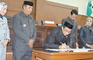 f-bupati erwan kurtubi dan pemimpin DPRD Kabupaten Pandeglang dalam nota kesepakatan pengesahan APBD 2015-mardiana satelitnews