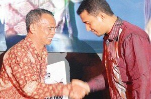 f-Abah Encep saat menerima penghargaan dari KPI Banten-mardiana satelitnews