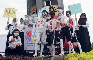 f-aksi para pelajar SMK Yuppentek 1 Kota Tangerang menyuarakan pesan menjauhi perilaku penyebab HIV Aids namun berlaku baik terhadap penderitanya-widawati satelitnews