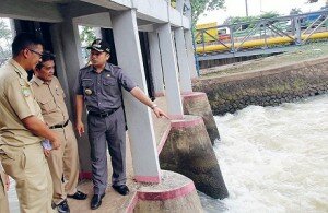 f-walikota Tangerang Arief Wismansyah meninjau pintu air Kali Sabi, Rabu 3 desember 2014. Pemkot menganggarkan Rp 25 miliar untuk Pengendalian Banjir di Kali Sabi dan sekitarnya-uis adi dermawan satelitnews