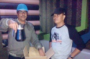 f-BIR HITAM Kepala Satpol PP Kota Tangerang Mumung Nurwana menunjukkan bir hitam di tempat karaoke InulVizta di Tangcity kemarin dini hari wib.-uis adi dermawan satelitnews