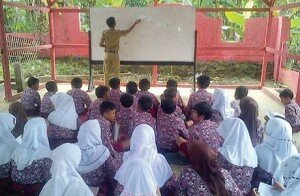 f-siswa SD Negeri 2 Pasir Tangkil Kecamatan Warung Gunung Kabupaten Lebak mengikutib kegiatan belajar mengajar di teras samping gedung sekolahnya-mardiana satelitnews