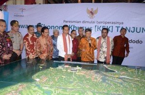 HL JOKOWI DIDAMPINGI RANO TINJAU MASTER PLAN KEK TANJUNG LESUNG (2)