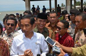 HL JOKOWI MEMBERIKAN KETERANGAN PERS USAI MENINJAU DAN BERDIALOG DENGAN PARA NELAYAN DI TPI II LABUAN (3)