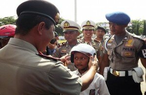 T1 penyamatan helm secara simbolis oleh kapolda banten