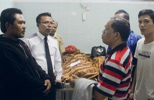 f-Anggota keluarga dan kuasa hukumnya saat menjemput jenazah di RSUD Tangerang, kemarin-uis adi dermawan satelitnews