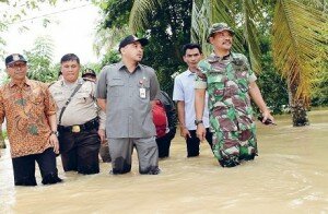 f-Bupati Tangerang Ahmed Zaki Iskandar menerabas banjir setinggi lutut di Desa Pasir Ampo, Kresek, kemarin-harso SATELITNEWS