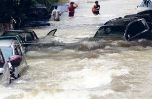 f-Sejumlah mobil terendam air banjir di jalan perumahan Ciledug Indah I, Karang Tengah Kota Tangerang, Selasa 10 Februari 2015-irwan rismawan SATELITNEWS