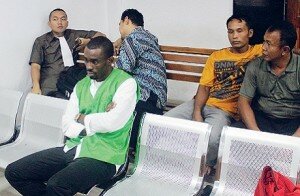 f-Terdakwa penyelundupan sabu Simon Ekechukwu menunggu giliran sidang di PN Tangerang, kemarin-uis adi dermawan SATELITNEWS