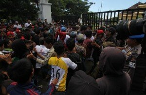 BWH - Aparat kepolisian dan pengunjukrasa saling dorong di depan pintu gerbang Pendopo Gubernur Banten, Rabu, 18 Mar. '15 (AHMADI) (3)