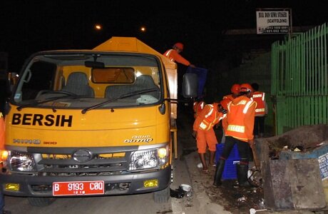 Sampah Mulai Diangkut Malam Hari