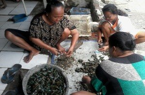 HL--DOK-FOTO PARA NELAYAN SEDANG MEMBUAT JARING SERTA MEMBETULKAN PERAHU (1)