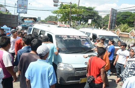 Sering Kena Tilang, Sopir Blokir Jalan Tilang