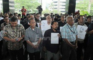 f-Pegawai KPK melakukan aksi demo di lobi gedung KPK, Kuningan, Jakarta Selatan, Selasa 3 maret 2015-ricardo jpnn