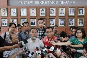 f-Wakil Ketua Non Aktif KPK Bambang Widjojanto dan Mantan Wakil Menteri Hukum dan Hak Asasi Manusia Denny Indrayana memberikan keterangan pers, Jumat 6 Maret-Ricardo JPNN