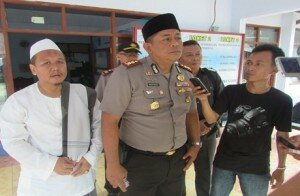 HL PANDEGLANG - KAPOLRES didampingi KH. Asror (peci putih) usai menggelar deklarasi tolak ISIS