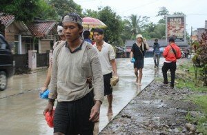 SEC Baduy dalam sedang jalan kaki. nipal sutiana