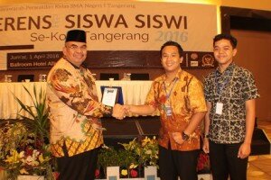 F-anggota Komisi IX DPR RI Irgan Chairul Mahfiz dan panitia saat acara Konferensi Siswa-siswi SMA Kota Tangerang, Jumat 1 April 2016-hendra satelitnews