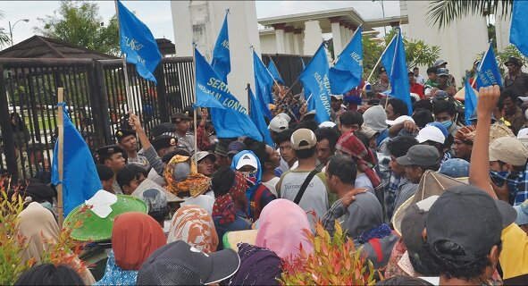 F-Ratusan warga Lontar menggelar aksi di depan Kantor Gubernur Banten, Senin 9 Mei 2016-Agus SatelitNews