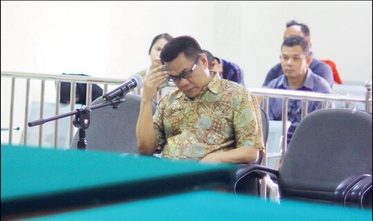 F-Tri Satriya Santosa menyeka keringat saat mendengar tuntutan JPU dalam persidangan-Dzyki Banten Pos BNN