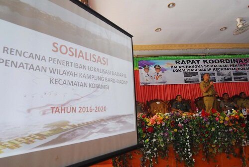 SOSIALISASI PENERTIBAN LOKALISASI DADAP Bupati Tangerang, Ahmed Zaki Iskandar (kedua kiri) menjawab permintaan ganti rugi yang disampaikan warga dalam Rapat Koordinasi (Rakor) tahap awal saat sosialisasi penertiban lokalisasi Dadap di gedung pertemuan, Kecamatan Kosambi, Senin (14/3/). Pemerintah Kabupaten (Pemkab) Tangerang akan merelokasi warga asli Dadapyang terimbas oleh penertiban lokalisasi Dadap, yang bakal digelar 26 Mei mendatang. (Nunung Purnomo/Satelit News)