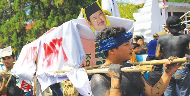 F-Aksi demo mahasiswa membawa keranda saat digelar paripurna istimewa HUT Kota Serang ke-9, Rabu 10 Agustus 2016-Dziki O BNN