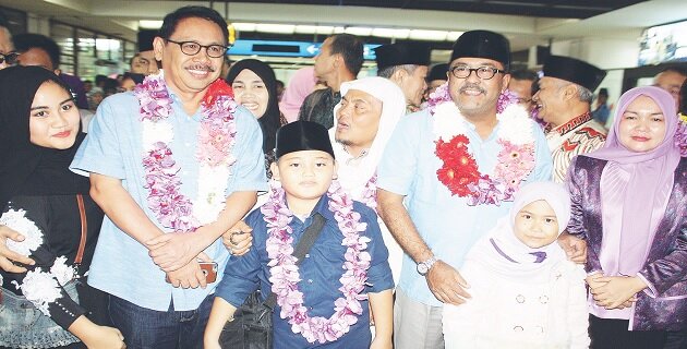 F-Gubernur Banten Rano Karno, Ketua LPTQ Banten Ranta Soeharta dan anggota rombongan MTQ tiba di Bandara Soekarno-Hatta, setelah meraih juara umum MTQ tingkat nasional-M Iqbal Satelit News