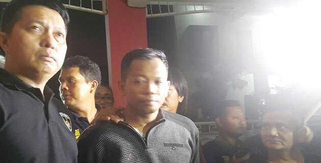 F-Adhi John Suyadi, kedua kiri, saat dibawa ke rumahnya di Perumahan Villa Ilhami Kecamatan Cibodas Kota Tangerang, Sabtu 3-9 malam-