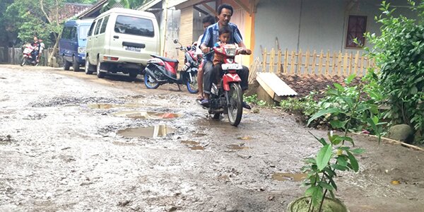 Jalan Wisata Religi Cikadueun Rusak Parah